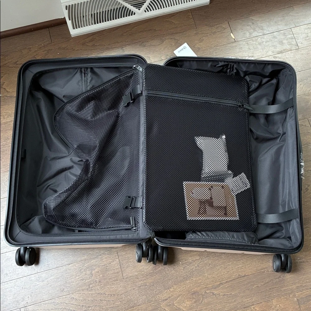 Quince 22” Carry-On - Picture 10 of 11